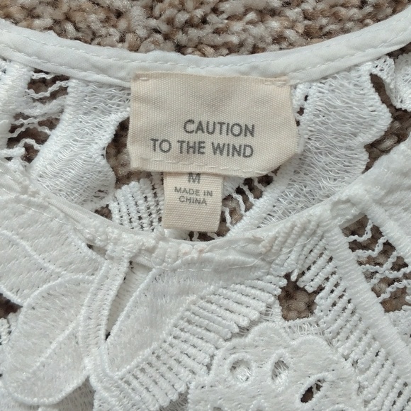 3/$20 White Floral Eyelet Lace Crop Top Size Medium - Picture 3 of 7